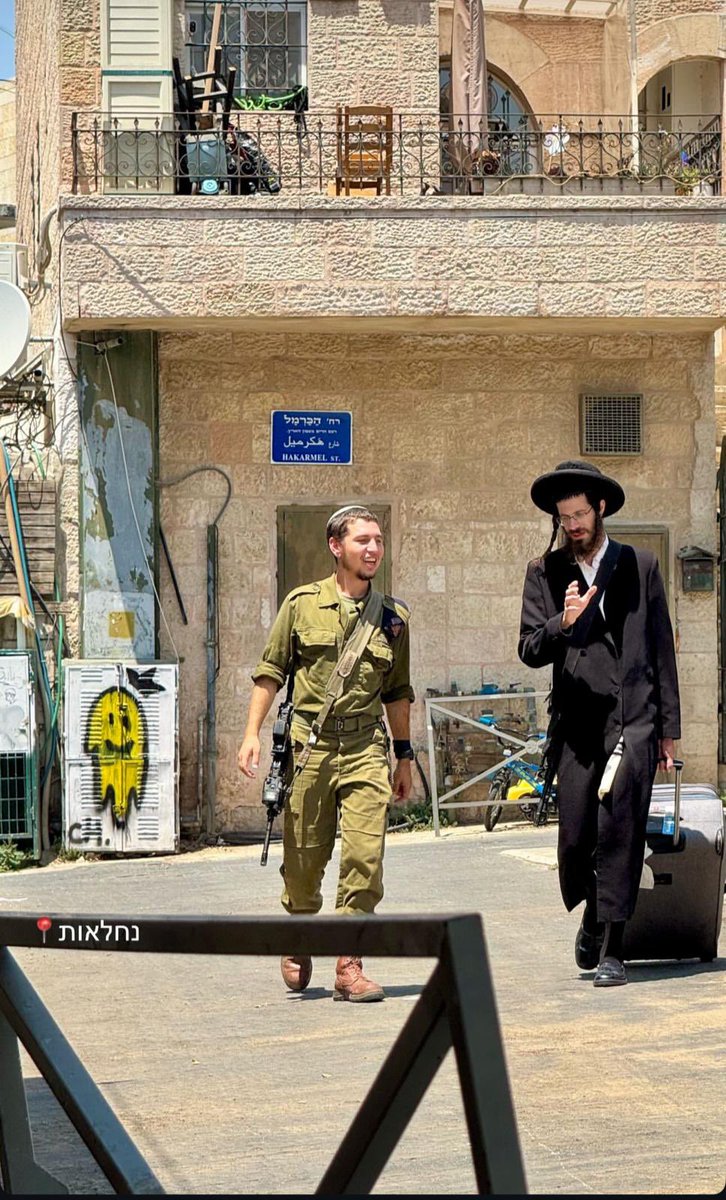 m_ndl89881's tweet image. ״אתם מחשמונאים״? שואל עובר אורח. ׳כן אחי, וזה המפקד שלי׳. ״אלופים אתם, אין עליכם בעולם״!!
זו היתה סצנה יפה. להסתובב בירושלים עם כל שמונת בגדי השחור לבן, מעלי הנשק, ולצידי המפקד הסמל. התגלגלנו בדרכים אל הבסיס. עוד שבועיים הוא משתחרר מצה״ל, ואני נהיה לוחם. הזמן חולף כצל עובר, רק…