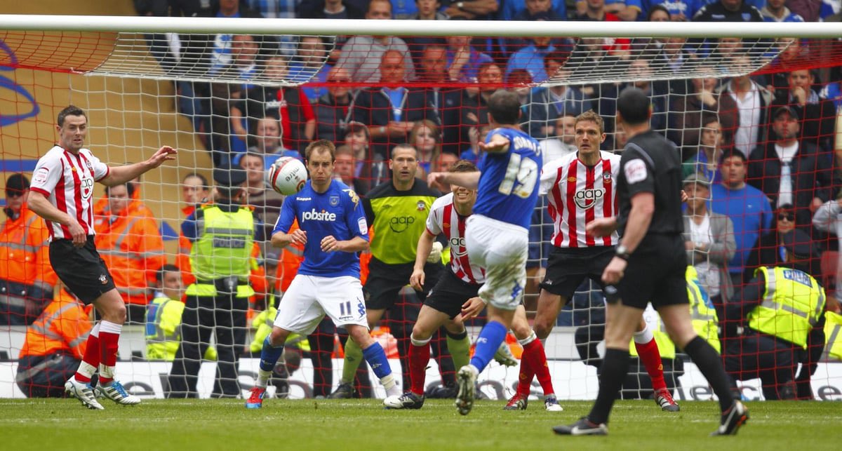 PompeyPatter's tweet image. 19 days until @Pompey kick off the season, so it’s time for another #CountdownToKickOff and today.. HE USED TO BE A WAITER… it’s number 19 & friend of the Pod @DMNorris19 …where were you when he served up the perfect cocktail? #Pompey