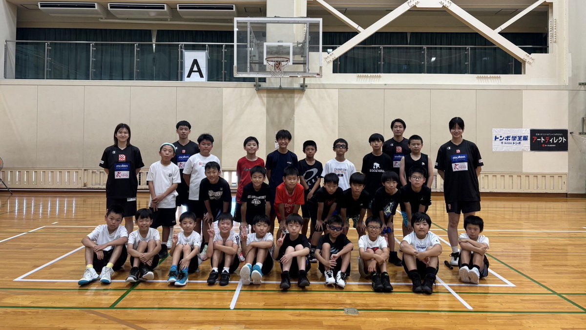 HIROSHIMADFLIES's tweet image. 本日、西区スポーツセンターにて「1on1スキルクリニック&1on1コンテスト」を開催し、25名の皆様にご参加いただきました‼️
試合で使える1on1スキルを身につけられるよう、アタック動作を身体の使い方から細かく指導!初めてで難しい内容にも、みんな積極的にチャレンジしてくれていました💪🏻✨…