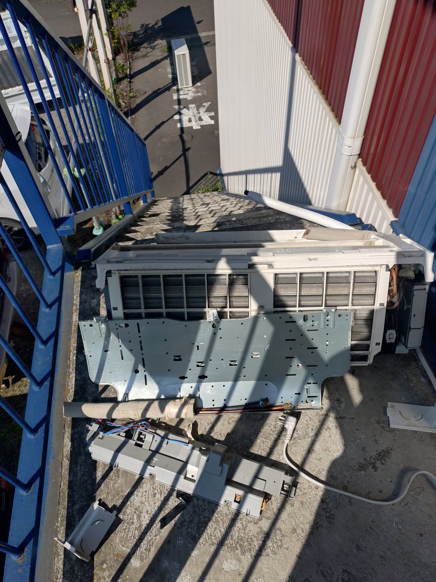 gUGb6yqKvOAq4dP's tweet image. 柴娘主はオヤツ代と自家用車の維持費の為に祝日も働きます😅エアコン交換作業…外したらビックリ😱皆さんはこのダメダメ感がわかるでしょうか🤔