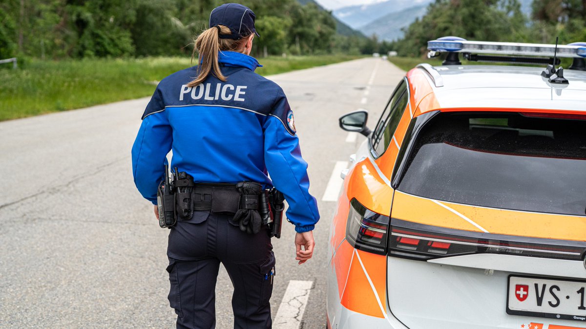Am frühen Montagmorgen wurde in einem Waffengeschäft im Unterwallis ein Einbruchdiebstahl verübt. Die Täterschaft floh mit dem Deliktsgut vom Tatort. Umgehend wurde in der Region ein umfangreiches Fahndungsdispositiv eingerichtet.
polizeiwallis.ch/medienmitteilu…