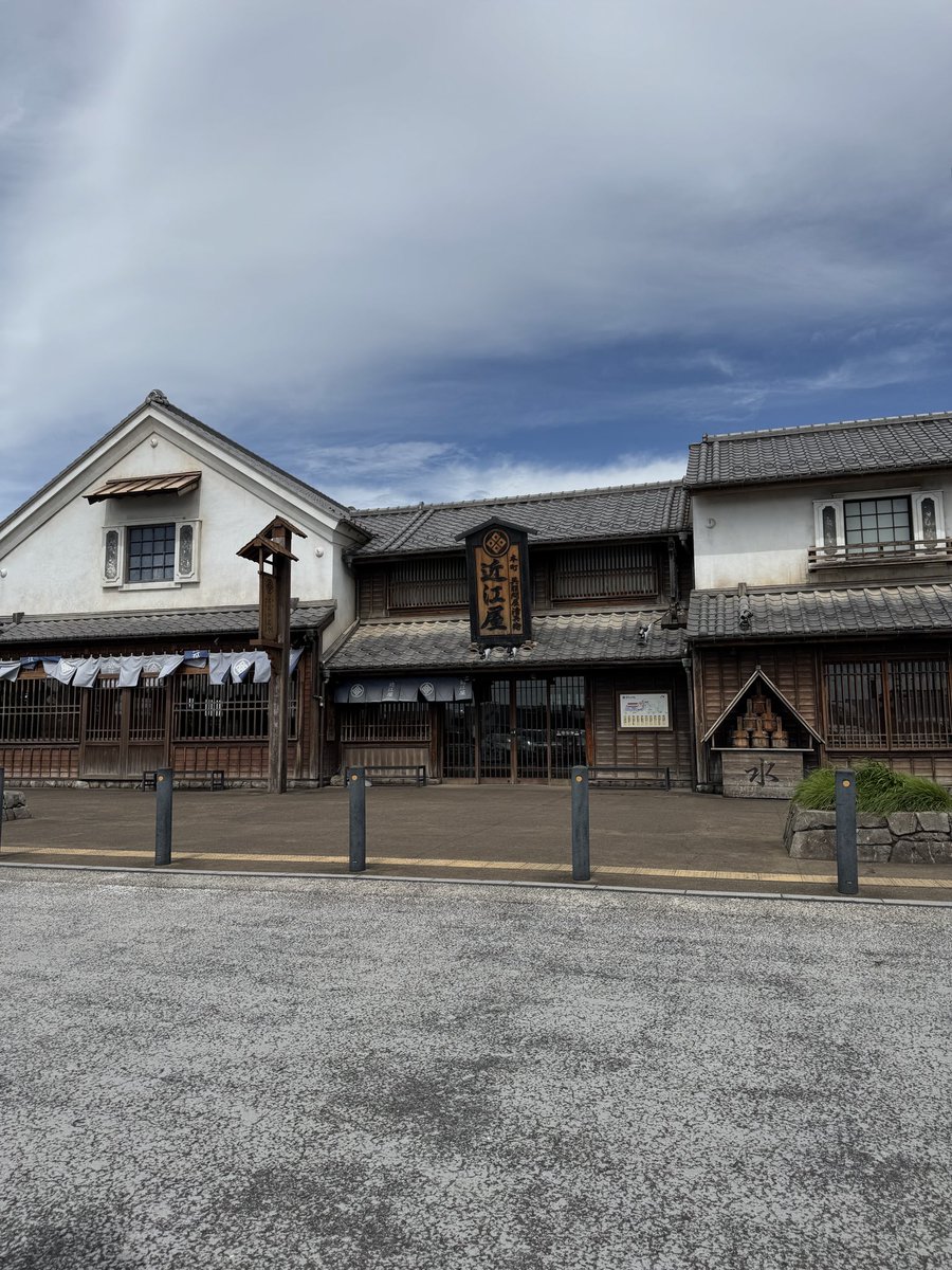 d_notedaily's tweet image. 羽生SAの一本うどん︎👍🏻 ̖́-凄い存在感です🤭
うどん中央のたまごを最初に崩す🥚
そして掻き混ぜて食べますΨ( 'ч' ☆)
サービスエリア建物がまるで江戸時代✨
鬼平犯科帳の世界観がモチーフになってるそうです😊
中も雰囲気あって良い感じです🌿𓈒◌