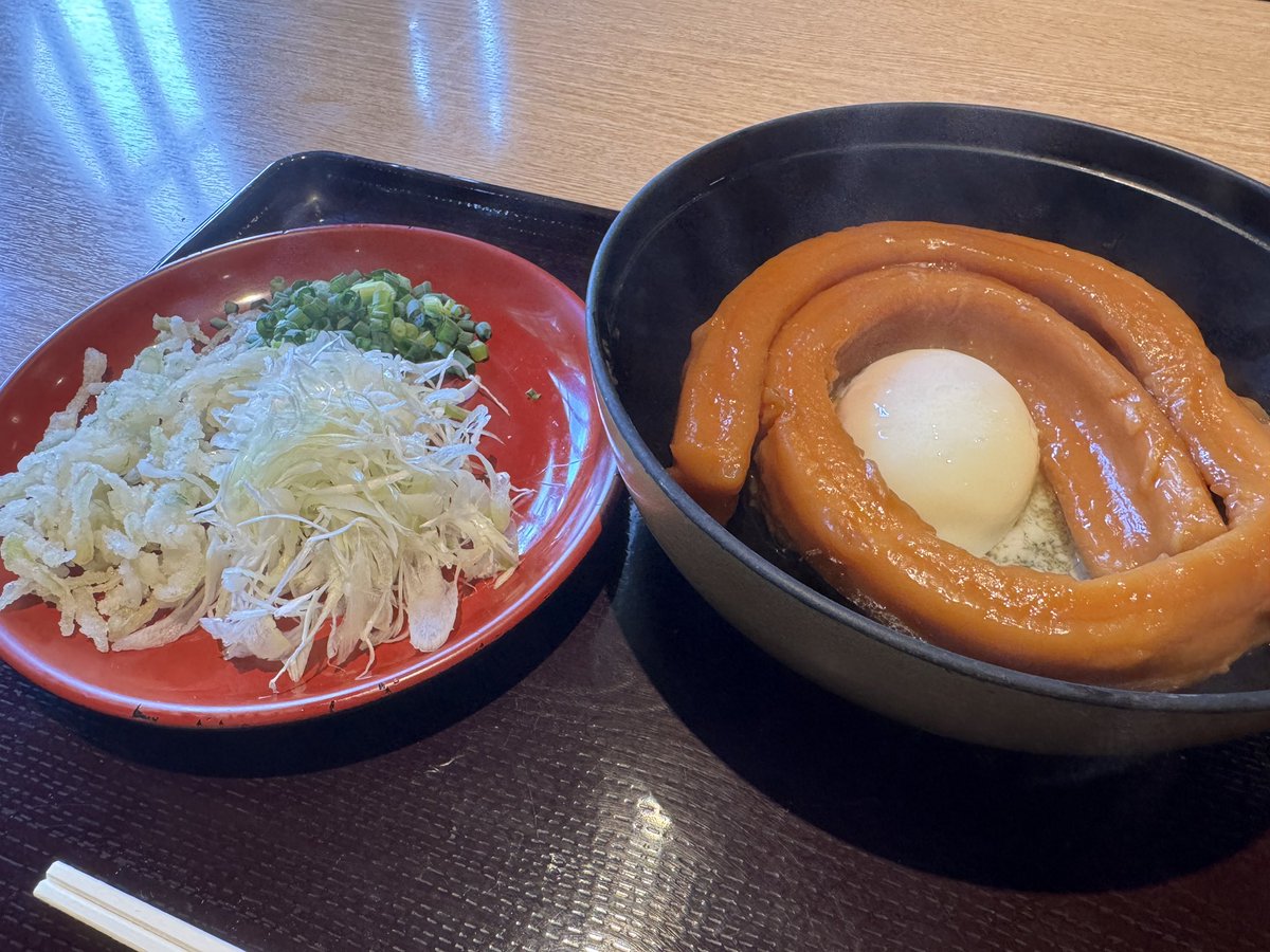 d_notedaily's tweet image. 羽生SAの一本うどん︎👍🏻 ̖́-凄い存在感です🤭
うどん中央のたまごを最初に崩す🥚
そして掻き混ぜて食べますΨ( 'ч' ☆)
サービスエリア建物がまるで江戸時代✨
鬼平犯科帳の世界観がモチーフになってるそうです😊
中も雰囲気あって良い感じです🌿𓈒◌