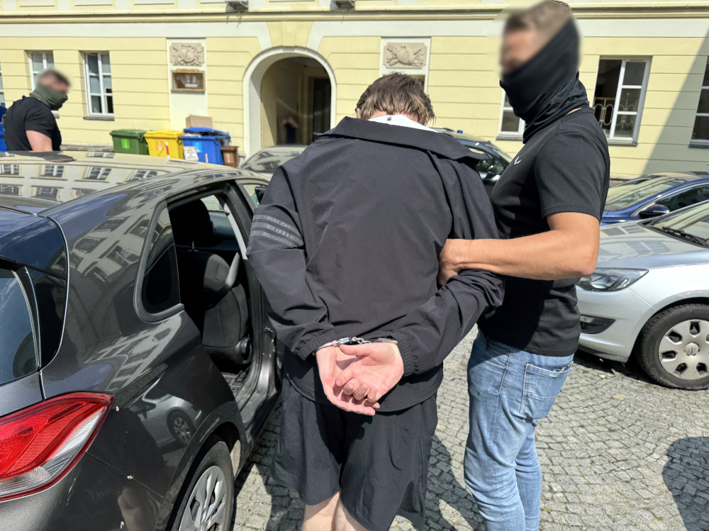 Policja_KSP's tweet image. Za ułatwianie prostytucji oraz czerpanie z niej korzyści majątkowych odpowie małżeństwo zatrzymane przez policjantów stołecznego Wydziału do walki z Terrorem Kryminalnym i Zabójstw.
W trakcie przeszukania policjanci zabezpieczyli sejf, w którym znajdowały się pieniądze w…