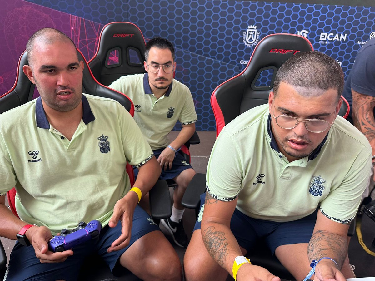 UDLP_Fundacion's tweet image. 📸 ¡Algunas imágenes del finde que pasaron nuestros chicos disfrutanfo del Derbi Canario de eSports #DiSAFÍO! 😍👏🏼
#SeremosMásUnión #LaUnionHaceLasPalmas