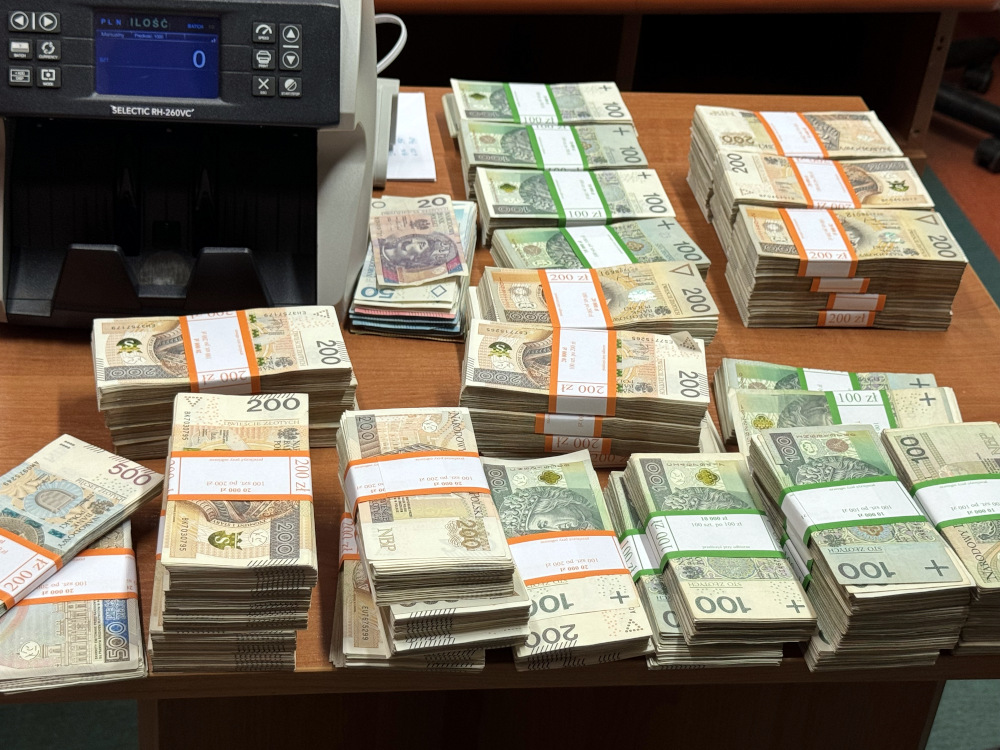 Policja_KSP's tweet image. Za ułatwianie prostytucji oraz czerpanie z niej korzyści majątkowych odpowie małżeństwo zatrzymane przez policjantów stołecznego Wydziału do walki z Terrorem Kryminalnym i Zabójstw.
W trakcie przeszukania policjanci zabezpieczyli sejf, w którym znajdowały się pieniądze w…