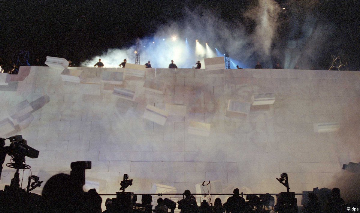 GermanEmbassy's tweet image. 35 years ago today, British rock legend Roger Waters and guest artists, including The Scorpions, Sinéad O'Connor & more, performed 'The Wall - Live in Berlin'.
The show was staged on former death strip terrain close to Potsdamer Platz and attracted more than 300,000 spectators.
