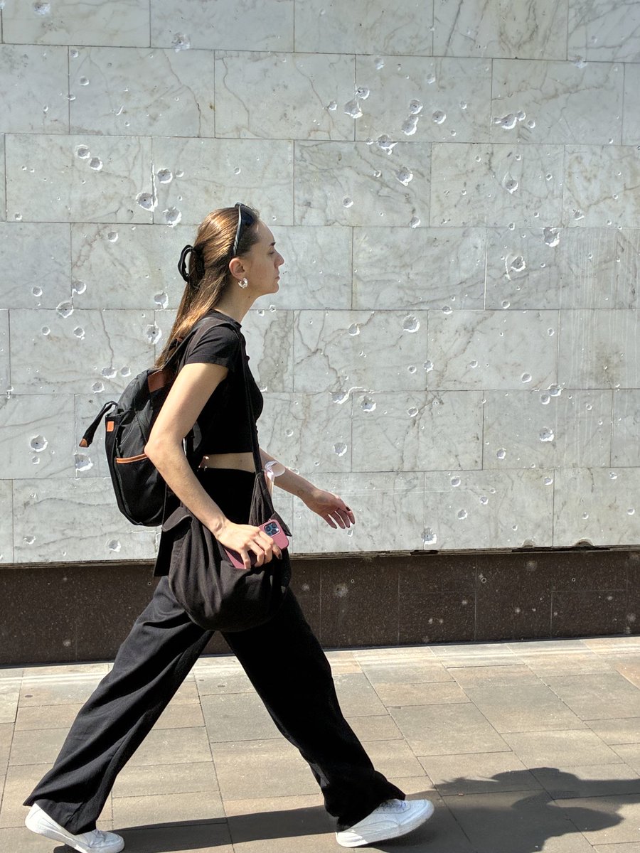 lindseyhilsum's tweet image. Walking to work - past walls hit by shrapnel after last night’s Russian drone strike which hit a metro entrance #Kyiv #Ukraine