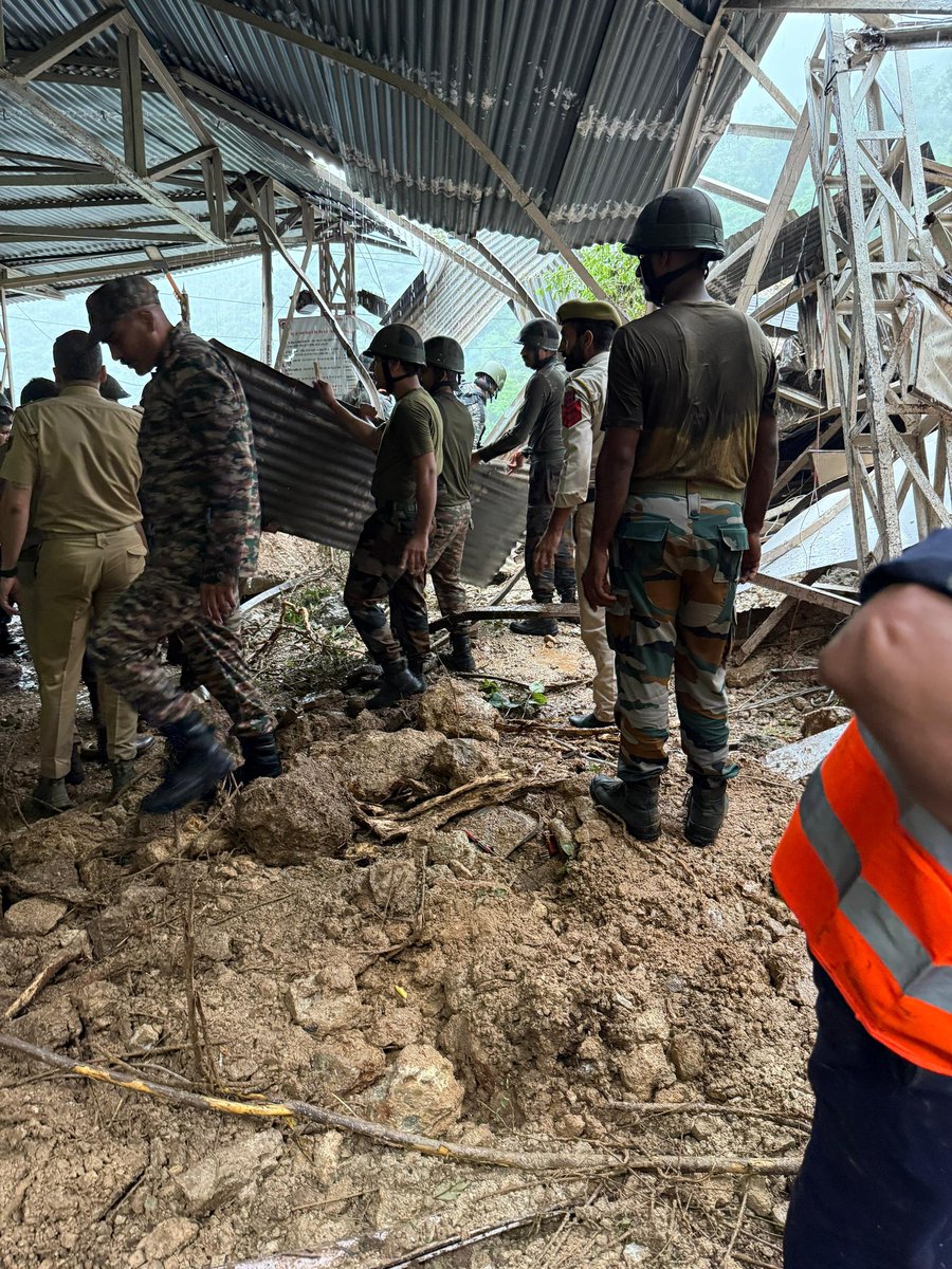 prodefencejammu's tweet image. #NationFirst
#NationBuilding
#WhiteKnightCorps
#HADR | In response to a landslide in the general area of #Katra (J&K), troops of @Whiteknight_IA were swiftly mobilised to assist in relief and rescue operations in collaboration with civil authorities. Immediate support was…