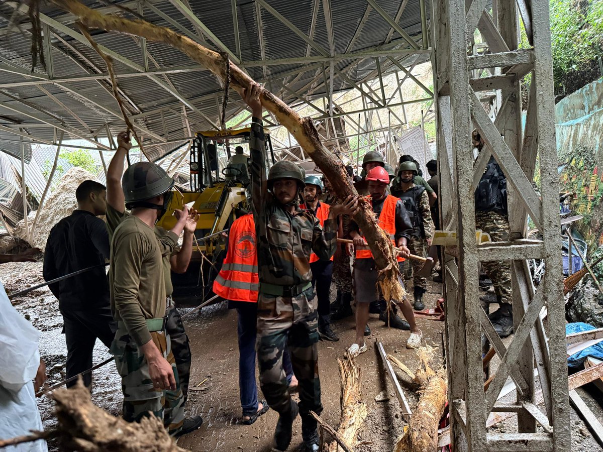 prodefencejammu's tweet image. #NationFirst
#NationBuilding
#WhiteKnightCorps
#HADR | In response to a landslide in the general area of #Katra (J&K), troops of @Whiteknight_IA were swiftly mobilised to assist in relief and rescue operations in collaboration with civil authorities. Immediate support was…