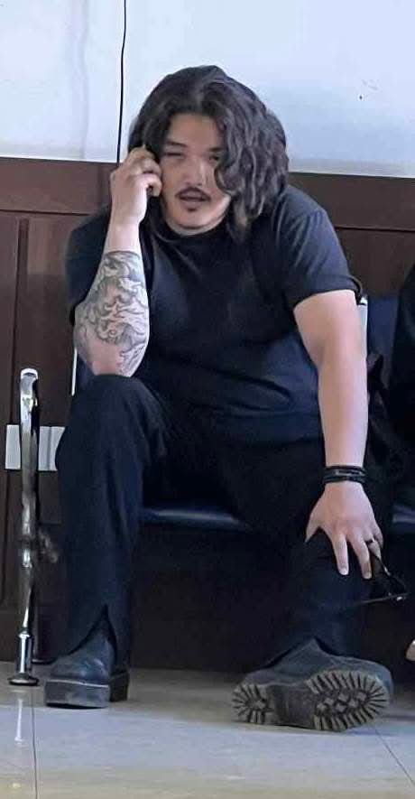 Цэрэнпунцагийн Санжаачойпэл гэж эцгийнхээ шийрийг хатааж яваа хар тамхичин бацаан юм гэнэ. Энэ нөхөрт манай хууль яаж үйлчлэхийг харж л сууя даа...🤔