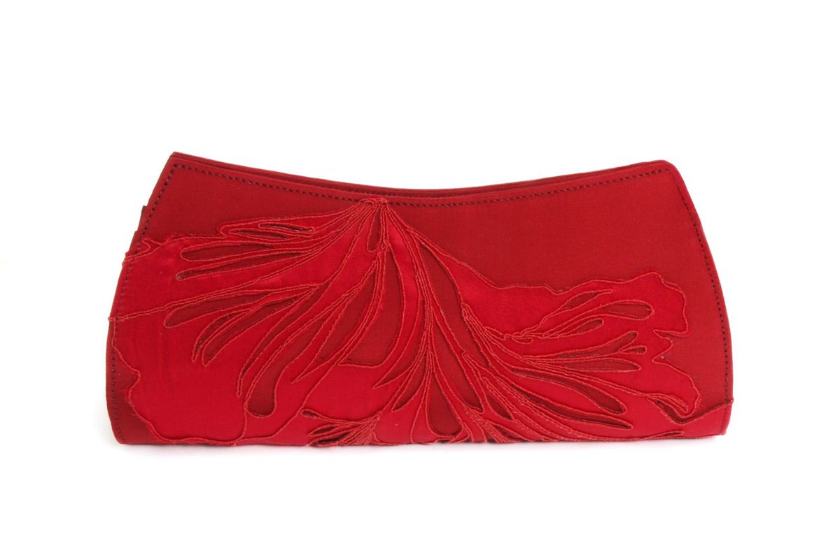 FDelvigne's tweet photo. The hat features a succession of stylised petals, echoing the floral motif of her dress. The “Virginia” handbag was also custom-made, with a delicate detail from the dress carefully affixed to the design. https://t.co/ZaKKS7J4jU