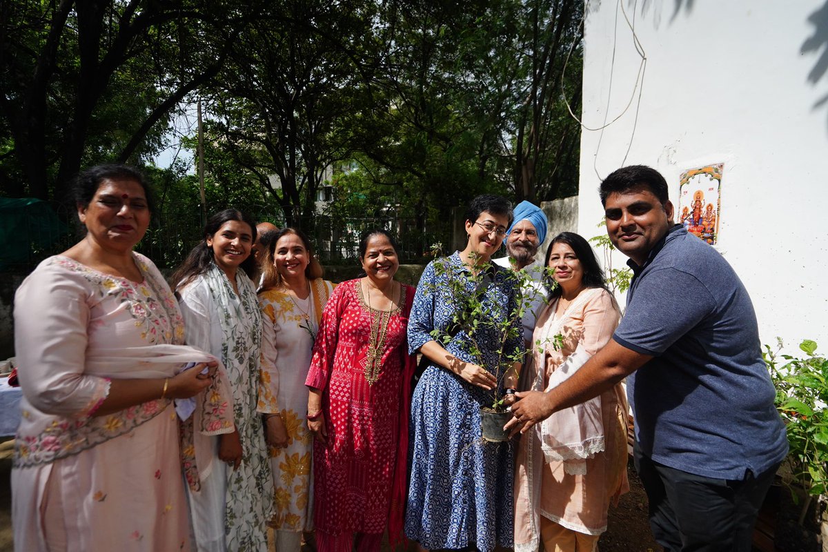 Shivani_AAP's tweet image. कल J और N ब्लॉक कालकाजी के पार्क में हमारी कालकाजी की विधायक @AtishiAAP जी के साथ पौधारोपण किया।
स्थानीय लोगों के साथ मिलकर पेड़ लगाए और पार्क को हरा-भरा बनाने की पहल की।
हमारा छोटा सा कदम — एक हरित, स्वच्छ और सुंदर भविष्य की ओर।