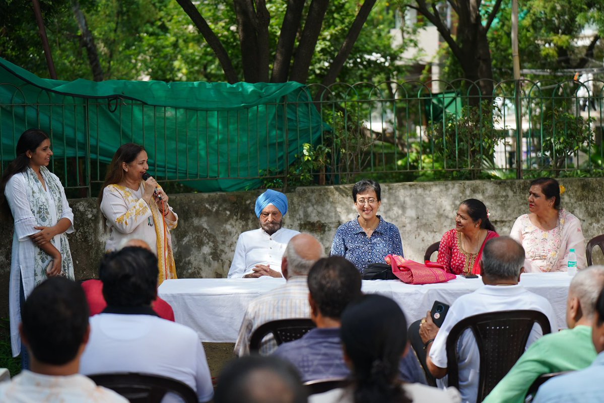 Shivani_AAP's tweet image. कल J और N ब्लॉक कालकाजी के पार्क में हमारी कालकाजी की विधायक @AtishiAAP जी के साथ पौधारोपण किया।
स्थानीय लोगों के साथ मिलकर पेड़ लगाए और पार्क को हरा-भरा बनाने की पहल की।
हमारा छोटा सा कदम — एक हरित, स्वच्छ और सुंदर भविष्य की ओर।