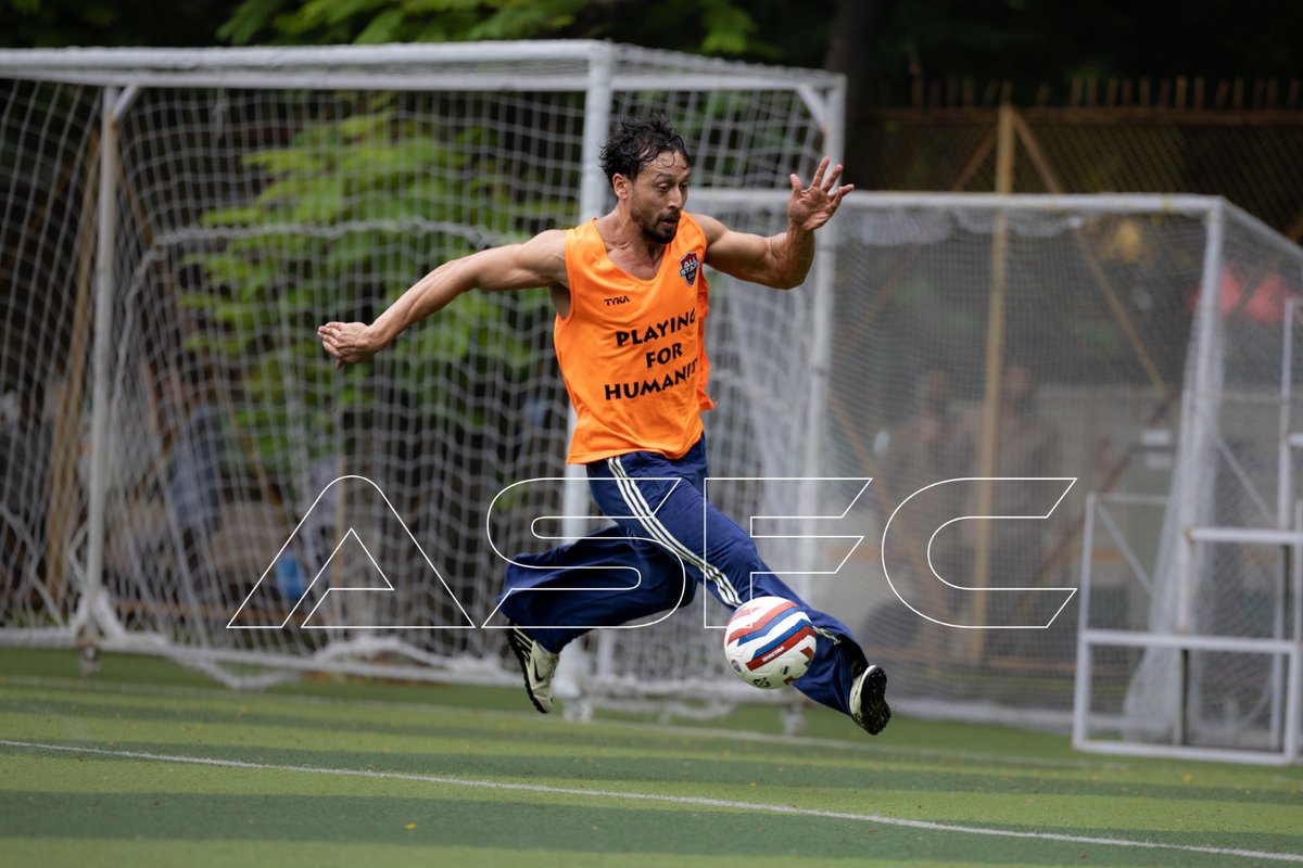 AllstarsFC_PFH's tweet photo. 📸 Snapshots from yesterday’s war room.
Practice wasn’t just training — it was strategy, sweat, and serious prep for what's coming.
#AllStarsOnTheRise #PracticeDay #TurfTales #Playingforhumanity #Gssports #Asfc #Celebrityfootball #Squadgoals #Flyingtiger https://t.co/qrCMhWjgQZ