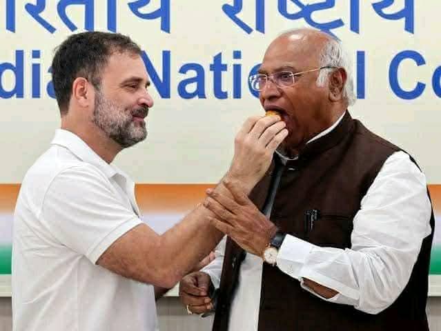 भारतीय राष्ट्रीय कांग्रेस के मज़बूत स्तंभ, मज़लूमों की आवाज़,संविधान और लोकतंत्र के सच्चे रहनुमा भारतीय राष्ट्रीय कांग्रेस के अध्यक्ष आली जनाब मल्लिकार्जुन खड़गे साहब जी को यौम-ए-पैदाइश की पुरखुलूस मुबारकबाद।
दुआ है कि अल्लाह तआला आपको सेहत,कामयाबी और लंबी उम्र अता फरमाए।