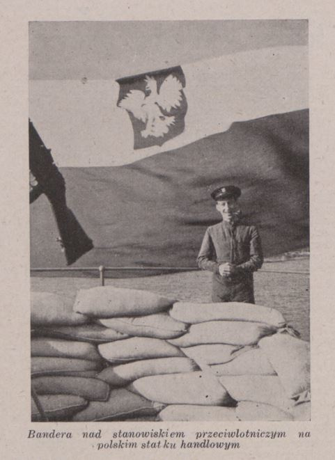 MJBudzinski's tweet image. 1944 "Flag above an anti-aircraft position on a Polish merchant ship"