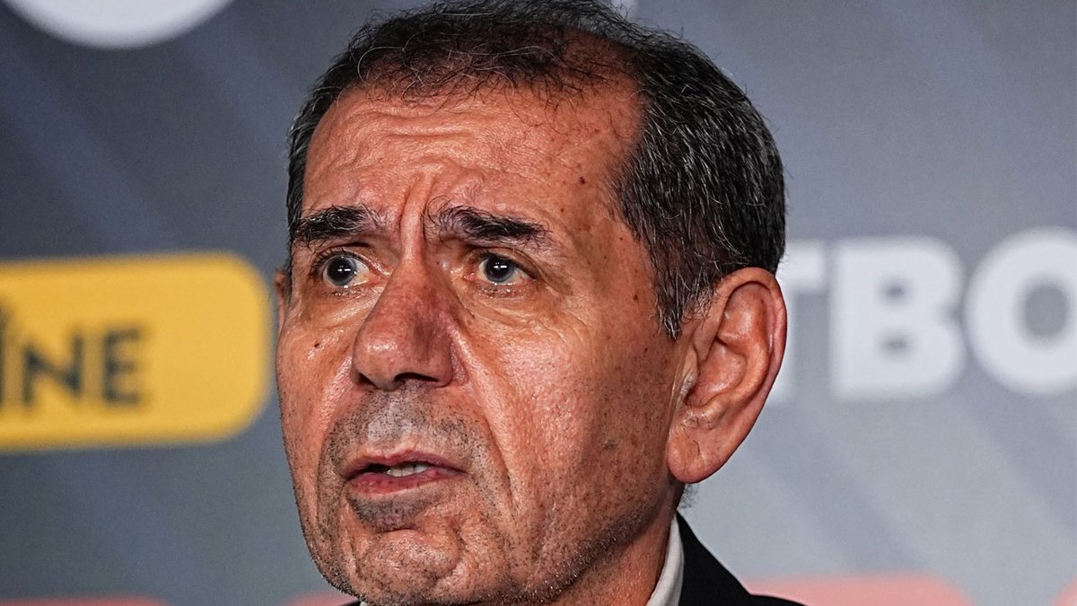 Fenereditor's tweet photo. DURSUN ÖZBEK'E ZOR SORULAR.. 

Levent Kalkan: Galatasaray Başkanı Dursun Özbek sıra dışı bir kişiliğe sahip. Bir hafta çıkıyor, 'dostluk, kardeşlik' diyor. Ertesi hafta söylediklerini unutup, her şeye ve herkese rağmen üst üste üçüncü yıl şampiyon olduklarını ifade ederek, ezeli rakiplere, "biz tek, siz hepiniz" göndermesi yapıyor.

Dursun Özbek'in hafta arası yaptığı açıklamaları da mutlaka takip etmişsinizdir. Özbek yine "taarruz" modundaydı ve şu ifadeleri kullandı:

"Futbol sahada, 11’e 11 oynanıyor. Ama geçen seneki maceramız 11’e 11 değildi, sahanın dışına çıkmıştı. Sahanın dışında ayrıca mücadele etmemiz gereken çok büyük engeller vardı. Bu engellerin üstesinden geldik. Sezon boyunca akıl almaz yalanlarla, sinsi planlarla ve tuzaklarla karşı karşıya bırakıldık. Ama ne yaparlarsa yapsınlar, sahada iyi oynayan ve mücadele edenler kazandı. Sonunda yine iyiler kazandı..."

Tabloya şöyle bir bakalım... Galatasaray son üç yılın lig şampiyonu. Aynı dönemde Ziraat Türkiye Kupası ve Turkcell Süper Kupa'yı da birer kez kazandılar. Üç yılda toplam 9 kupa var, beşini Galatasaray kazanmış. Bu süreçte Beşiktaş 2, Fenerbahçe ve Trabzonspor birer kupa kaldırdı. Bir başka ifadeyle üç ezeli rakibi toplam 4 kupa kazanırken, Galatasaray tek başına 5 kupanın sahibi oldu.

Başkan Dursun Özbek'e göre Galatasaray her sezon sahadaki ve saha dışındaki engelleri aşarak, görünen ve görünmeyen bütün rakiplerini yenerek, sinsi planlara, tuzaklara düşmeyerek kupaları topluyor. Ezeli rakipler ise öyle beceriksizler ki, hepsini toplasan bir Galatasaray etmiyor!..

Hal böyleyken sırf gerçekleri öğrenmek maksadıyla Başkan Dursun Özbek'e sormak isterim...

- Galatasaray'a karşı 11'e 12, 11'e 13 mücadele eden takımlar kimlerdir?

- Galatasaray son 3 sezonda saha dışındaki hangi engelleri aşmak zorunda kalmıştır?

- Akıl almaz yalanları kimler söylemiştir, sinsi planları, tuzakları kimler kurmuştur?
Başkan Dursun Özbek herhangi bir etkinlikte mikrofonu eline alıyor, ezbere konuşuyor. Bir kişi de çıkıp, "Sayın Başkan hangi engelleri aşmak zorunda kaldınız? Galatasaray'a kimler tuzak kurdu? Bir anlatın da öğrenelim" diye sormuyor, soramıyor

Kale boş, atış serbest yani! Başkan Dursun Özbek tıpkı yeldeğirmenlerine savaş açan Donkişot misali kılıcını ortaya sallıyor, mızrağını savuruyor ama kimle savaştığını inanın kendisi de bilmiyor. Çünkü yok öyle bir düşman, engel veya tuzak kuran birileri. Evet maalesef söylediklerinin hepsi hayal ürünü, hepsi gerçek üstü!
Sorularımıza devam edelim...

- Futbol tarihinde eşi benzeri görülmemiş "ofsaytımsı" skandalı hangi takım lehine devreye sokuldu?

- Hangi kulüp, açık kanun hükümlerine rağmen yasa dışı bahis şirketiyle sponsorluk anlaşması yaptı?

- Hangi kulübün formasında yasa dışı bahis şirketinin reklamı yer aldı?

- Hangi kulübün başkan yardımcısı yasa dışı bahis şirketinden sözkonusu paranın yarısını (7 milyon dolar) aldıklarını açıkladı?

- Karaborsa bilet skandalı hangi kulüpte patladı? Kulüp çalışanları tarafından gündeme getirilen bu iddialar mahkemelerce neden soruşturulmadı?

- Özel sözleşmeler, gizli sponsorlar hangi kulübün icadı?

- Son sıradaki Adana Demirspor'un sahadan çekilmesine sebep olan skandal ötesi penaltıyı hangi takım kazanmıştı?

- Ezeli rakipleri sezon boyunca karpuz gibi doğranırken hangi takımın hemen her maçında skandal hatalara imza atıldı?

- Hangi takım yıllardır çıkması gerekenin yarısı kadar kart görüyor?

- Hangi takımın Avrupa performansı ile lig performansı arasında geceyle gündüz kadar fark var?

Önceki sezonlara gidelim...

- Son 5 yılda hakemlik kariyerleri TFF tarafından bitirilen Serkan Çınar, Özgüç Türkalp ve Abdulkadir Bitigen'i hatırlayalım. Bu hakemler hangi kulübün maçlarında akıl almaz koruma-kollama faaliyetlerine girişmişti?

Biraz da saha dışına çıkalım...

- Stat, Florya, Kemerburgaz, arkası gelmeyen bedelli sermaye artırımları hangisini sayalım? Stat zaten bedava. Florya'nın imarı ve Kemerburgaz'ın sözde takası da organize işler tadında...

(Milliyet)