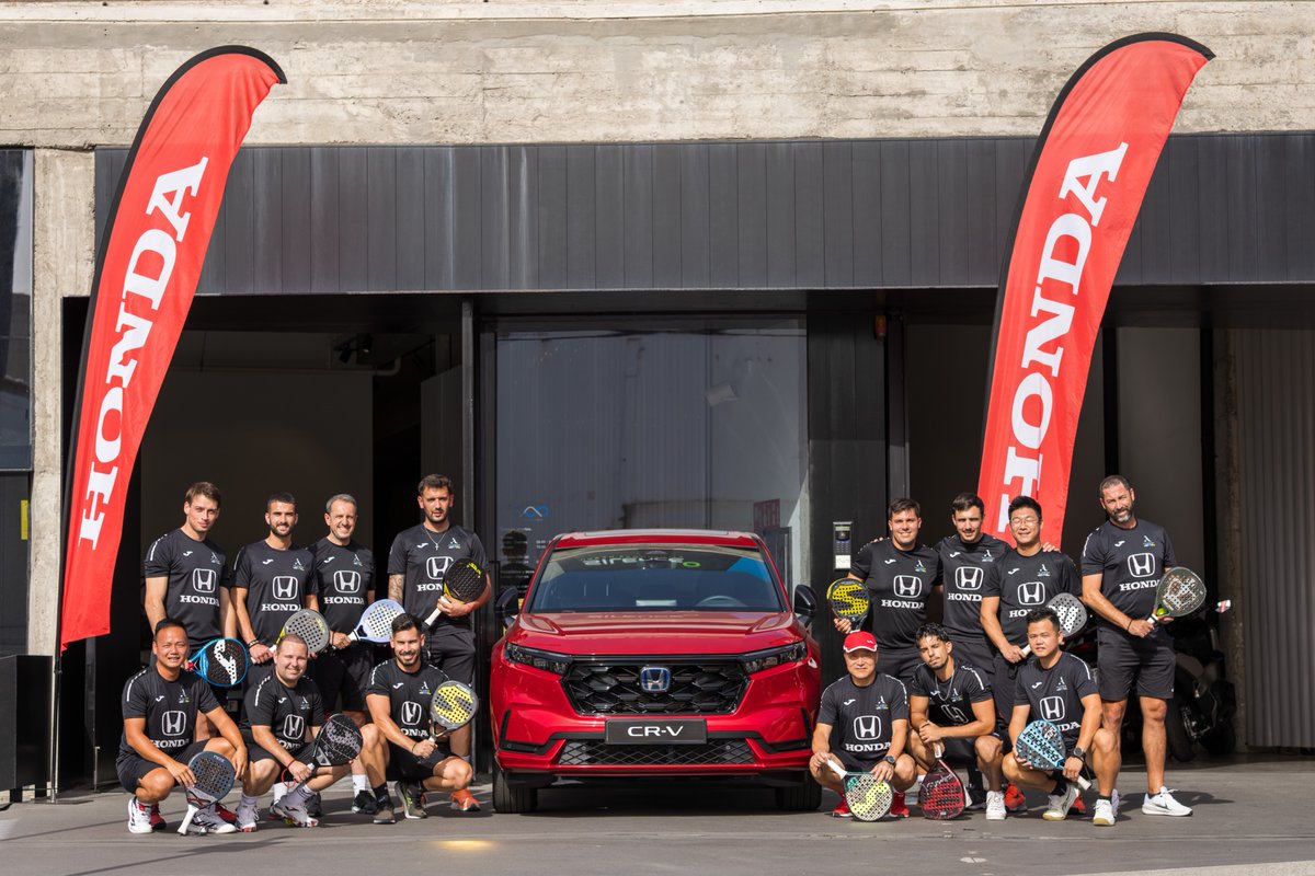 HONDA CANARIAS IMPULSA EL PÁDEL LOCAL
En Honda Canarias creemos en el poder del deporte para unir, inspirar y construir comunidad.
Por eso, nos sumamos al crecimiento del pádel en las islas apoyando a tres equipos masculinos del club La Azotea Pádel Center.