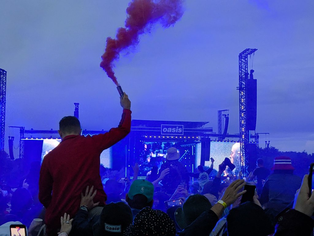 No pyro no party #oasis #HeatonPark <a href="/OasisMania/">Oasis Mania</a> <a href="/oasis/">Oasis</a> <a href="/mainlyoasis/">Mainly Oasis</a>