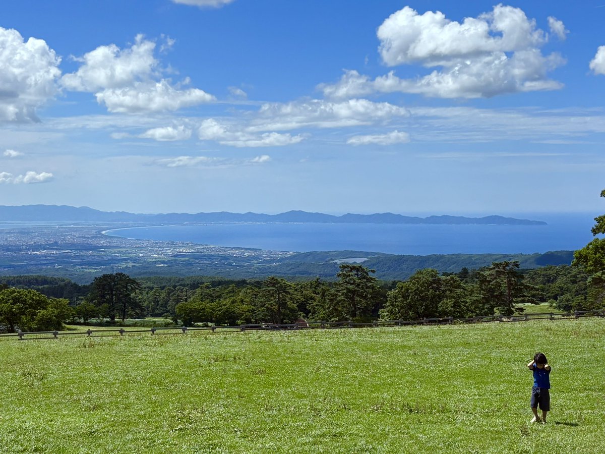 昨日は鳥取県にある大山に行ってきました。
夏でも空気が澄んでて、大山から境港の町並みや90㎞ほど離れた隠岐の島まで見渡せました。