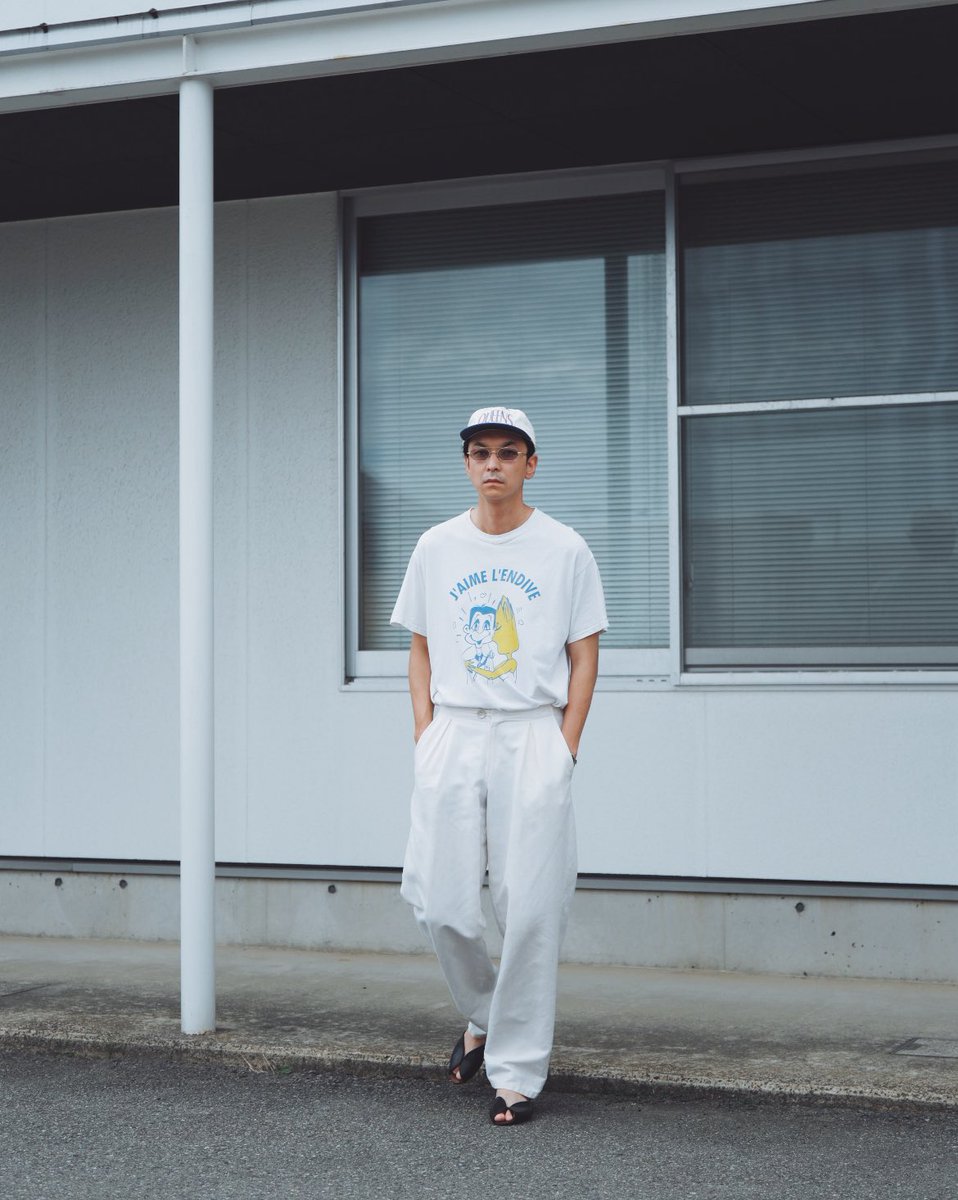 潔くホワイト。ブルーととイエローを差し色に。シンプルな服装にAHLEMの眼鏡もとても好き。