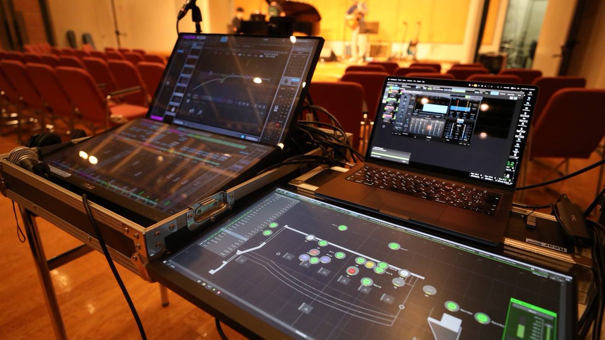 dhra_'s tweet image. 整いました！
「猪原純ホールワンマン with d&amp;amp;b Soundscape180°+」
もちろんバッチリ仕上がってますので、お越しの方はお楽しみに！！
1曲目、2番に入った時点でスピーカーは消えてしまいます😬
#ライブイマーシブ
#dbSoundscape