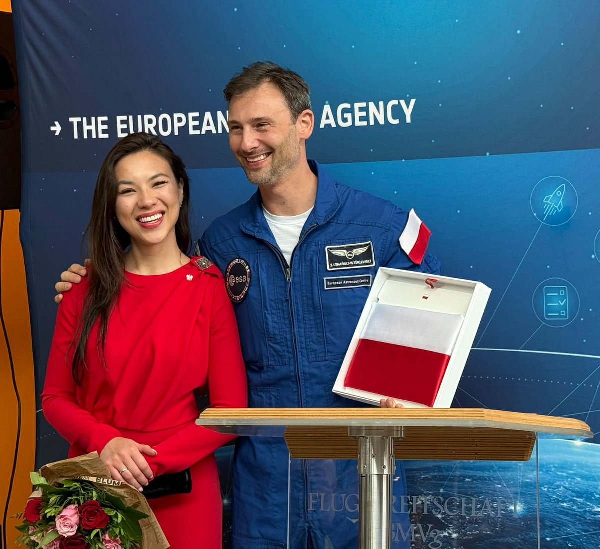 Sławosz Uznański-Wiśniewski (@astro_slawosz) on Twitter photo Dziękujemy przyjaciołom i najbliższym, którzy przyjechali do Kolonii. I Wam za wiadomości i każde dobre słowo. Te ostatnie tygodnie to Wasza historia ❤️
Misja 🇵🇱 trwa - <a href="/AK_Wisniewska/">Aleksandra Uznańska-Wiśniewska</a> wraca dziś na Posiedzenie Sejmu, a ja adaptuje sie spowrotem do Ziemi pod okiem ekspertów ESA. Dziękujemy przyjaciołom i najbliższym, którzy przyjechali do Kolonii. I Wam za wiadomości i każde dobre słowo. Te ostatnie tygodnie to Wasza historia ❤️
Misja 🇵🇱 trwa - <a href="/AK_Wisniewska/">Aleksandra Uznańska-Wiśniewska</a> wraca dziś na Posiedzenie Sejmu, a ja adaptuje sie spowrotem do Ziemi pod okiem ekspertów ESA.