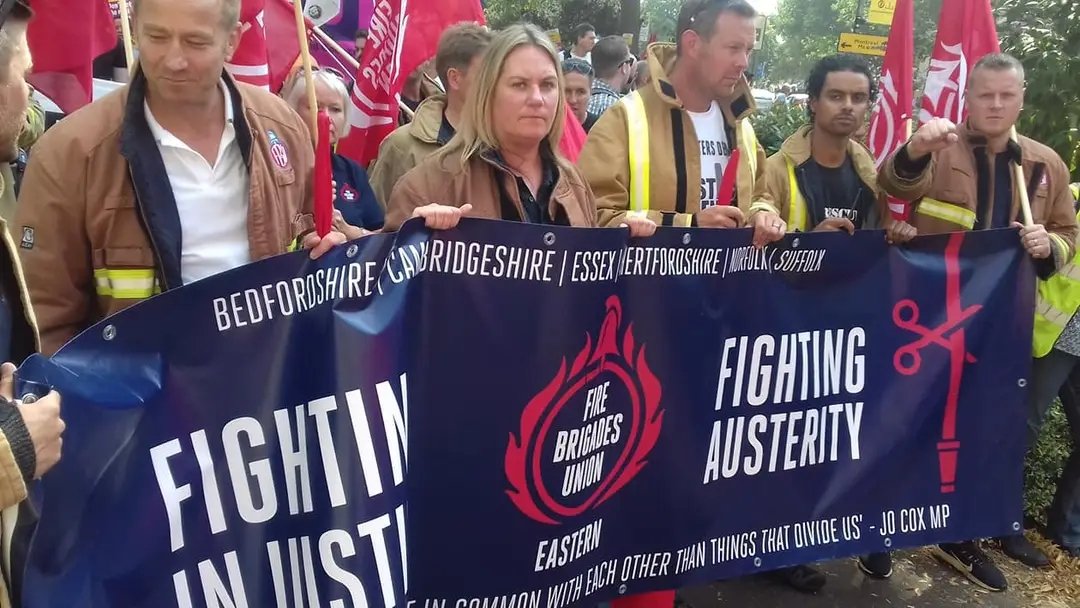 uaf's tweet image. 7 years ago #OTD 1000 anti fascists humiliated a rump far right demonstration in Cambridge.
@RMTunion brought many & with @fbunational helped steward march.
Local mosque fed/watered people on a hot day!
Brilliant united front.
@AntiRacismDay @RichardREPEAT @Searchlight_mag