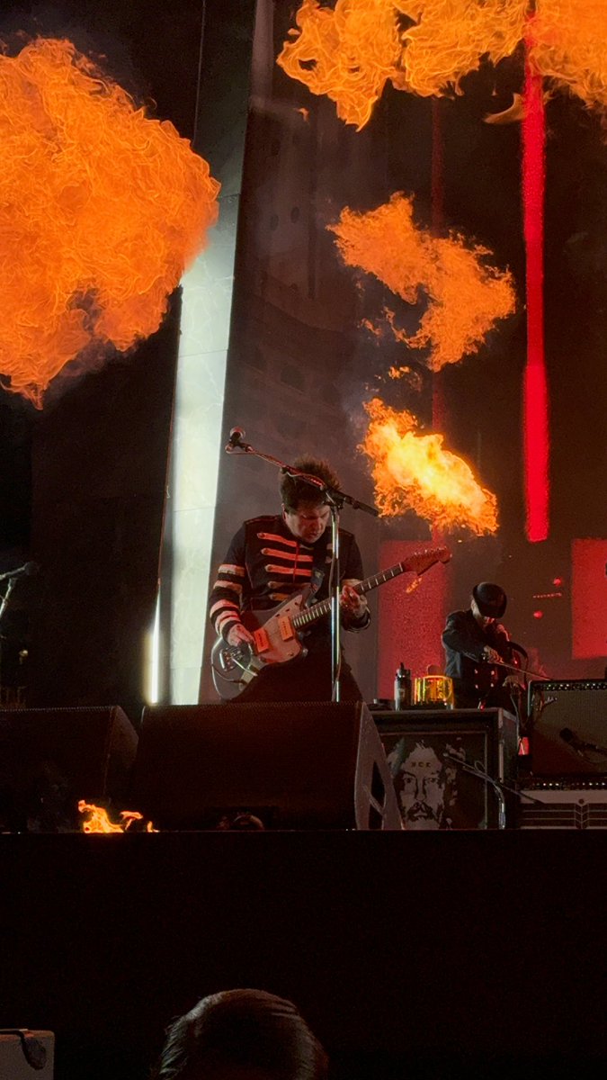 cqurtknee's tweet image. I’ve decided to feed mcr twt with pics I took so here.. #MCRSF