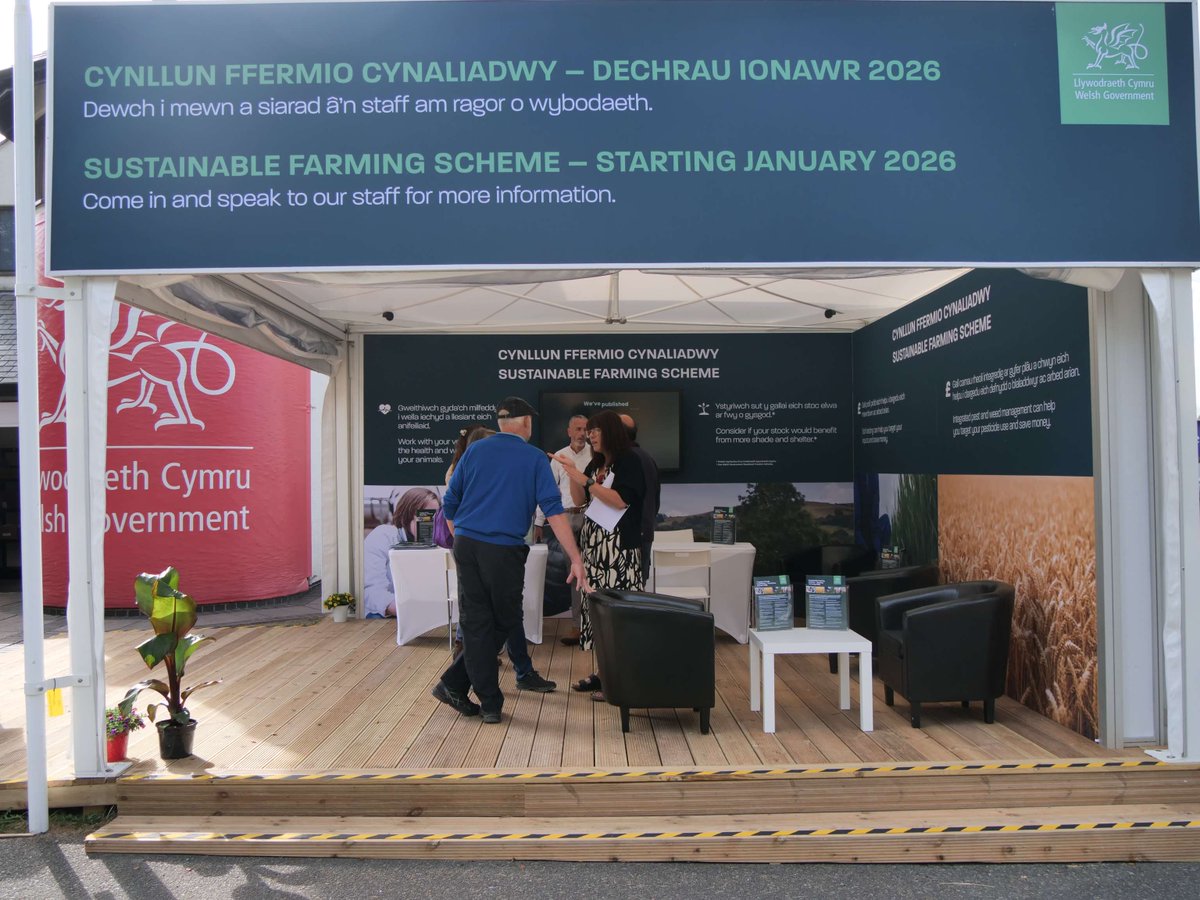LlCCefnGwlad's tweet image. 📑Yr wythnos diwethaf fe wnaethom gyhoeddi'r Cynllun Ffermio Cynaliadwy.
Mae'n cynrychioli perthynas newydd rhwng pobl Cymru a ffermwyr.🤝
🧑💼👩💼Mae ein staff cyfeillgar wrth law yma yn ein pafiliwn a byddant yn hapus i ateb unrhyw gwestiynau sydd gennych ar yr SFS.