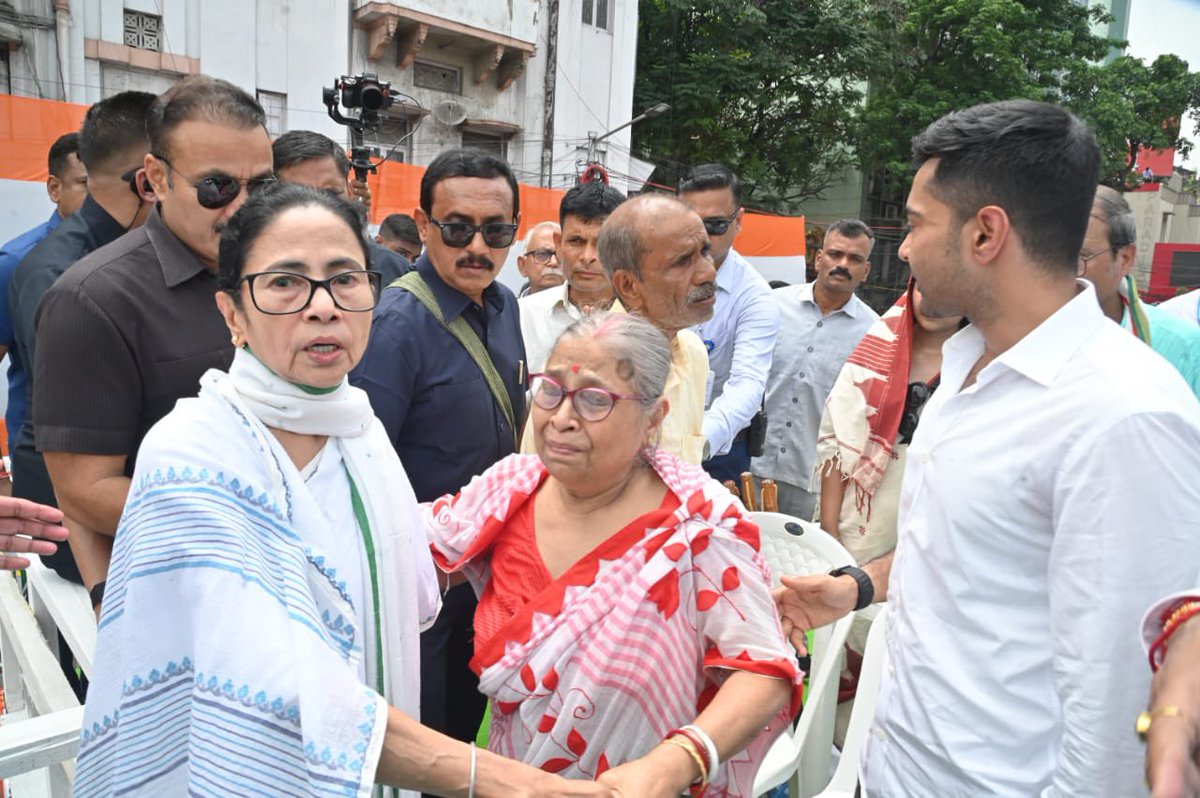 All India Trinamool Congress (@aitcofficial) on Twitter photo Our Hon'ble Chairperson Smt. <a href="/MamataOfficial/">Mamata Banerjee</a> and our Hon'ble National General Secretary Shri <a href="/abhishekaitc/">Abhishek Banerjee</a> warmly welcomed the father of Shahid Jhantu Ali Sheikh and the parents of Bitan Adhikari today.
We honour the departed souls on this solemn day and stand firmly beside Our Hon'ble Chairperson Smt. <a href="/MamataOfficial/">Mamata Banerjee</a> and our Hon'ble National General Secretary Shri <a href="/abhishekaitc/">Abhishek Banerjee</a> warmly welcomed the father of Shahid Jhantu Ali Sheikh and the parents of Bitan Adhikari today.
We honour the departed souls on this solemn day and stand firmly beside