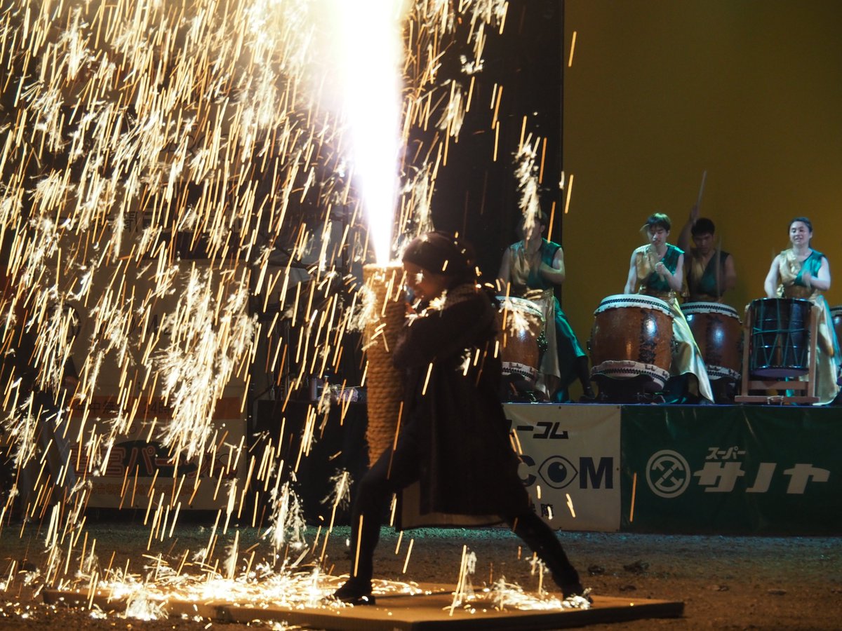 osufestival's tweet image. ð#倧é å€ãŸã€ã ã®å€§ããªãæçè±ç«ïŒ
ç¥ãã®å€ãç· ããããã倧迫åã®ãã£ããŒã¬ã
ð¥å€§é 倪éŒä¿åäŒã®å壮ãªé¿ãã®äžã§ç¹°ãåºããããã çºäººãã¡ã®ç±ãè±ç«ã®ç«¶æŒïŒ
ãã®è¿«åãããã²ç®ã®åã§ãäœæãã ããã
å ŽæïŒå€§é 芳é³å¢å
æ¥æïŒ8æ3æ¥(æ¥) 20:30ïœâŠ