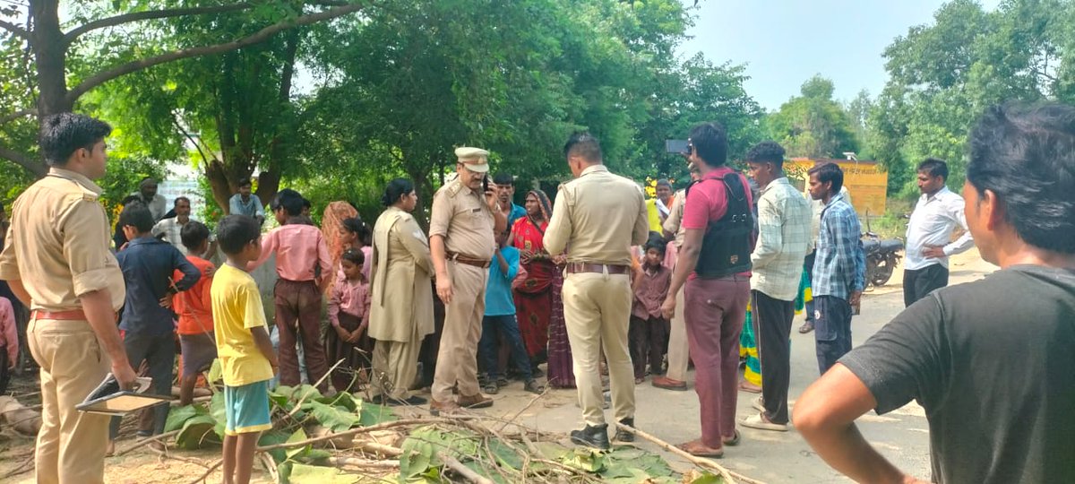 कानपुर देहात के दुर्राजपुर गांव में विद्यालय मर्जर के विरोध में प्रदर्शन कर रहे छात्रों और अभिभावकों को समझाने के लिए प्रशासन पहुंचा! 
<a href="/myogiadityanath/">Yogi Adityanath</a>
योगी जी 2027 परिणाम आसान नहीं होंगे! #मधुशाला_नहीं_पाठशाला_दो