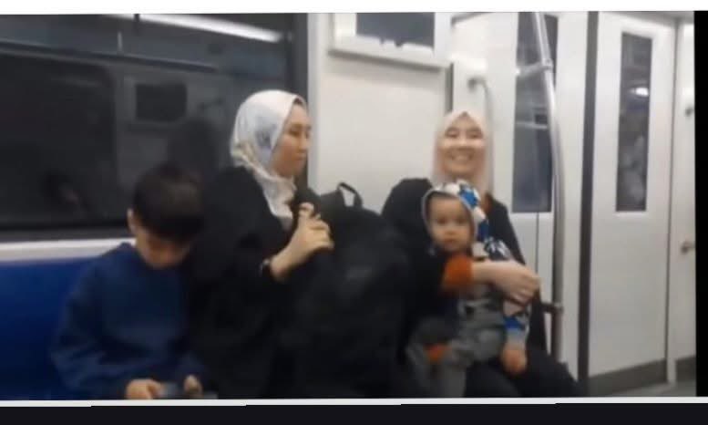 ليلا، مهاجر است كه حرفي نمي‌زند
آزرده‌خاطر است كه حرفي نمي‌زند

ليلا، نمادِ غربت اين حال و روز ماست 
درد معاصر است كه حرفي نمي‌زند

ليلا، براي رنج كشيدن تمام عمر 
انگار حاضر است كه حرفي نمي‌زند

گم‌گشته در هياهوي رنگ‌ و رياي شهر 
انگار كافر است كه حرفي نمي‌زند

ليلا، دلش گرفته