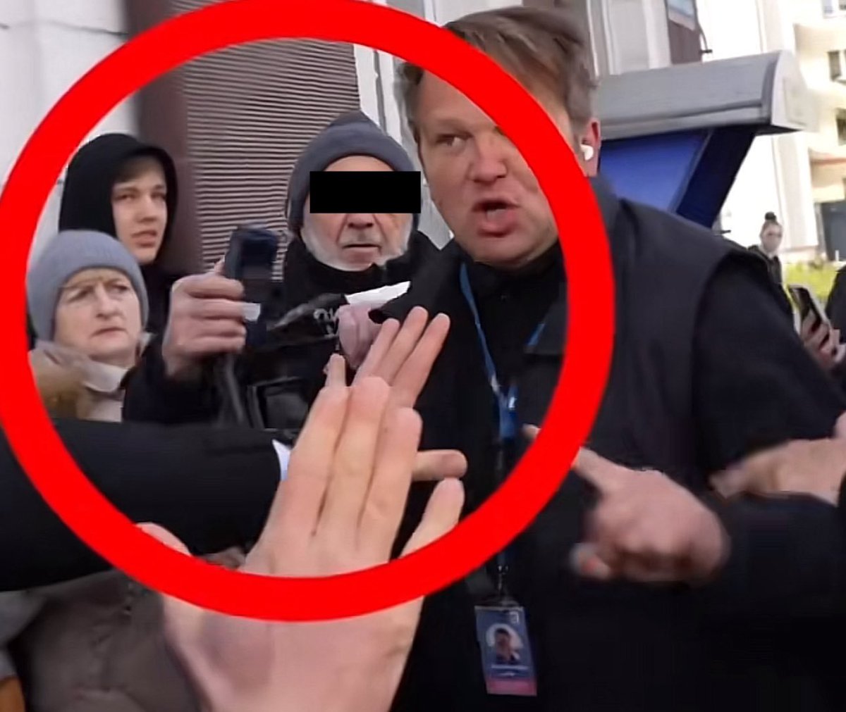 zyczkowski's tweet image. Jednak się udało. @PolskaPolicja ustaliła tożsamość osoby, która brzydko się zachowała na wiecu Trzaskowskiego. Do sądu właśnie trafił wniosek o ukaranie