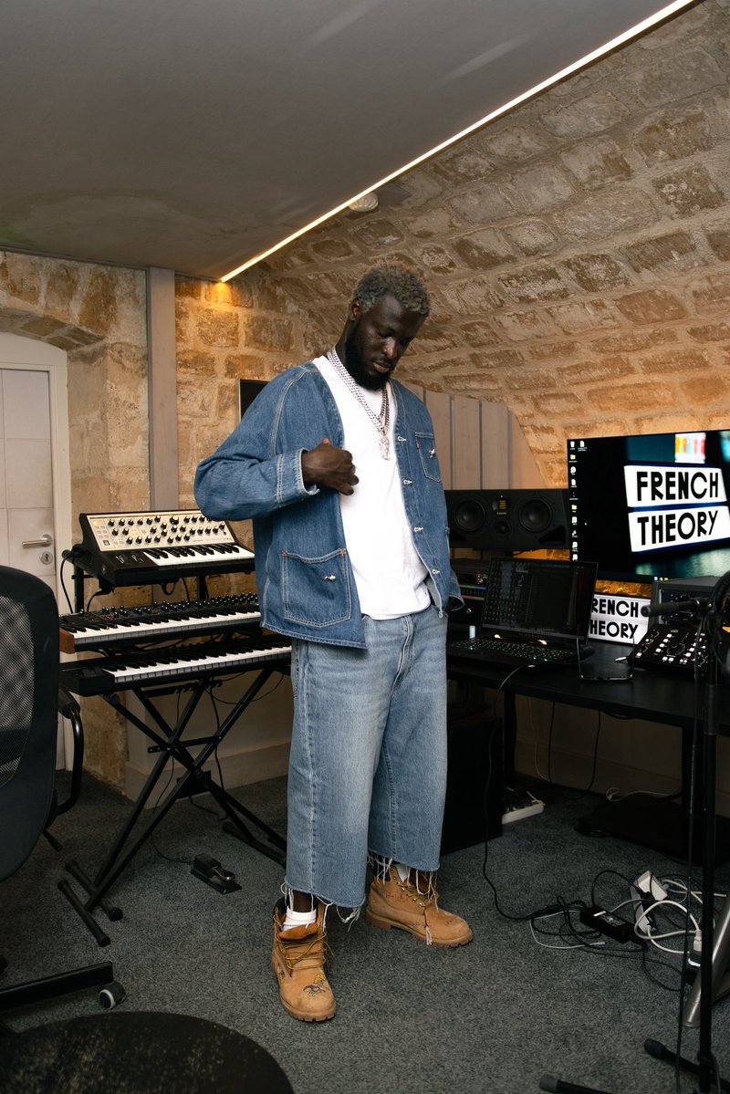 OFIVETV's tweet image. In the studio with @kelpvibes 

📸 @MalcolmKata for OFIVE TV