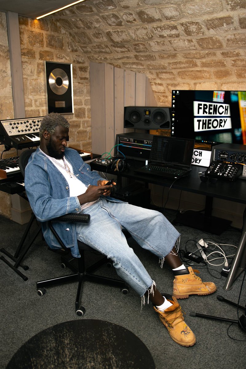 OFIVETV's tweet image. In the studio with @kelpvibes 

📸 @MalcolmKata for OFIVE TV