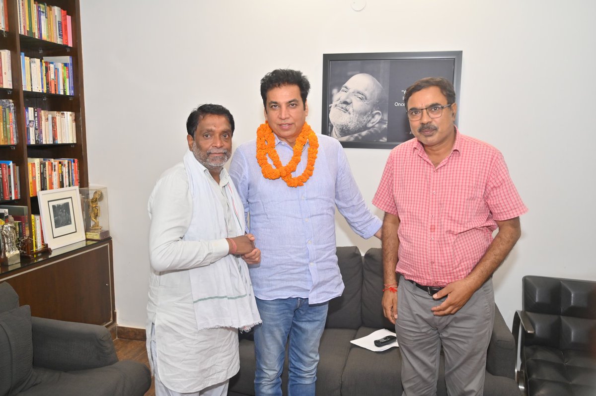 devendrayadvinc's tweet photo. आज किराड़ी और मुंडका विधानसभा से आए कांग्रेस प्रतिनिधिमंडल ने मुलाक़ात की।

मुलाक़ात के दौरान सभी के सुझावों को सुना और संगठन से जुड़े विभिन विषयों पर मार्गदर्शन दिया।

#Mundka #Kiradi #DelhiCongress https://t.co/rudBIu2uFM