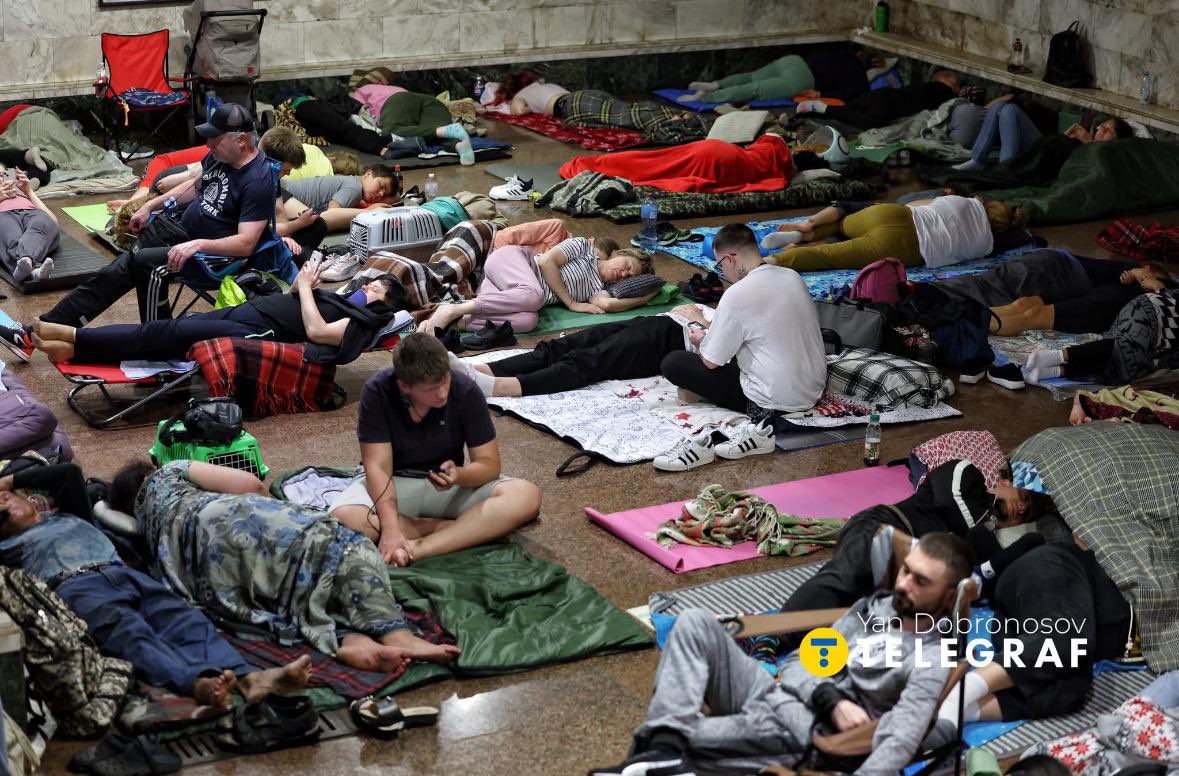 DefensieMin's tweet image. Weer een nacht vol Russische terreur in Oekraïne. Met mensen in metrostations, slachtoffers en veel schade.
Dit verandert alleen met meer militaire steun aan Oekraïne en meer druk op Rusland.
Vandaag een digitaal overleg met defensieministers (UDCG) om meer steun te leveren. 🇺🇦