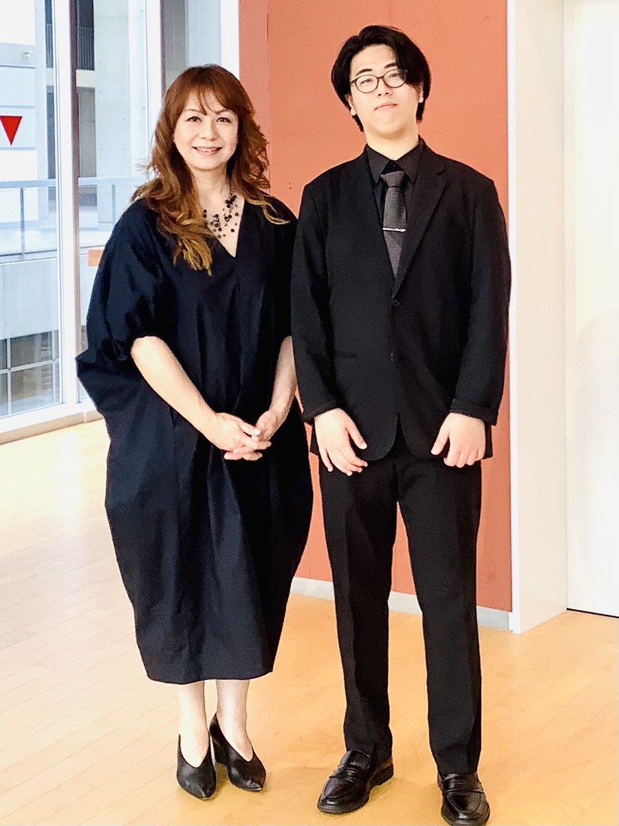 jay92645988's tweet photo. 学内リサイタル、終演いたしました！！
来てくださった皆様、応援してくださった皆様、本当にありがとうございました！

敬愛する師匠の三舩優子先生との写真と、同じく出演者の大同理紗さんとの写真です😊 https://t.co/1vhydAwiQ5