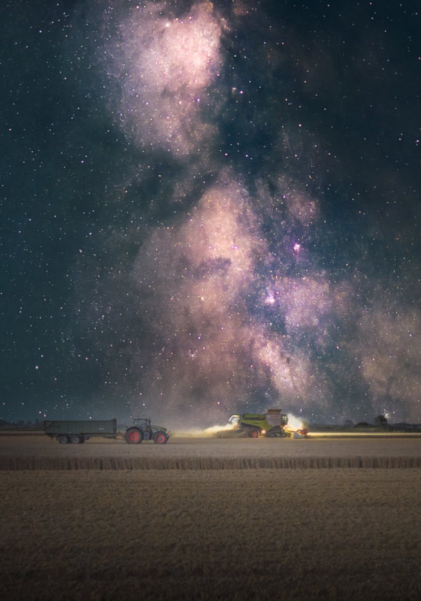 FarmersWeekly's tweet image. I-N-C-R-E-D-I-B-L-E! 🤩🤩🤩
“I was en route to photograph the coast when I saw these farmers working into the night way past sunset. I was struck by their dedication. The day is not done until the job is done.”
📸 Colin Menniss