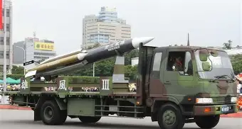 World_At_War_6's tweet image. 🇹🇼"TAIWAN INTRODUCES EXTENDED-RANGE HSIUNG FENG III MISSILE SYSTEM"
During the recent Han Kuang military exercises, Taiwan showcased its new Hsiung Feng III Extended-Range (HF-IIIER) supersonic anti-ship missile.
The RoCN’s Haifeng Brigade, based in the Bali district of Taipei…