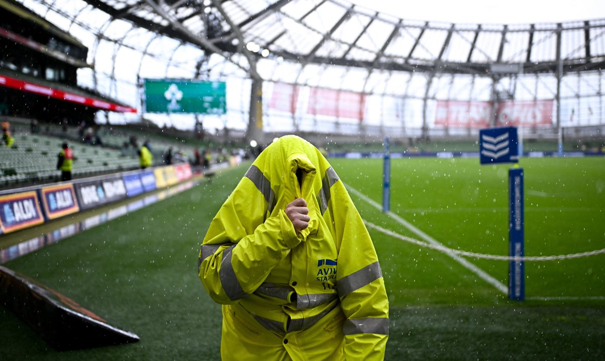 LeinsterBranch's tweet image. Itβs a wet one today βοΈ
So if your child is attending our @bankofireland Leinster Rugby Summer Camps please make sure they wear appropriate wet weather gear and bring a change of clothes - our coaches will still run a great day but itβll be wet π§οΈ
#RugbyInTheRain