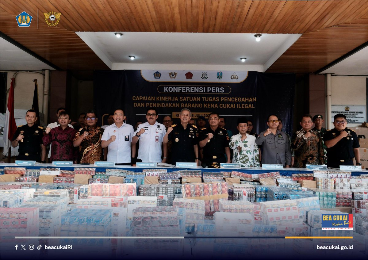 Bea Cukai terus menunjukkan komitmennya dalam memerangi peredaran barang kena cukai ilegal dan mengamankan penerimaan negara dari sektor cukai.

Komitmen ini ditegaskan dalam konferensi pers yang diselenggarakan di Kantor Bea Cukai Kediri, Jumat (18/07), dengan memaparkan hasil