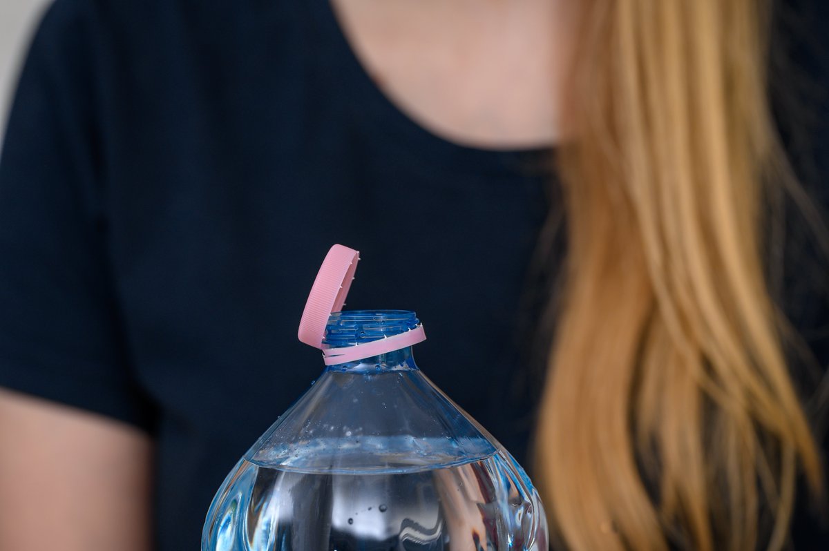 🔗🧴 𝗘𝗶𝗻 𝗗𝗲𝗰𝗸𝗲𝗹, 𝘃𝗶𝗲𝗹 𝗙𝗿𝘂𝘀𝘁
Seit Juli 2024 sind fest verbundene Verschlüsse Pflicht. Der Umwelt zuliebe. Doch viele Verbraucher sind eher genervt als überzeugt.
📉 Nur 1/3 sieht einen Umweltvorteil
😬 63 % empfinden sie als störend. Trinken, Ausgießen, Schließen