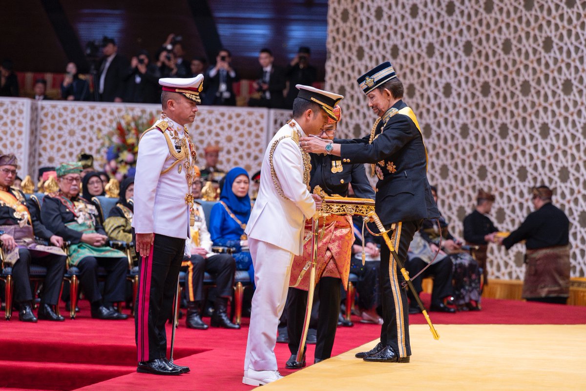 mindefsg's tweet image. Chief of Defence Force VADM Aaron Beng was conferred the Darjah Paduka Keberanian Laila Terbilang Yang Amat Gemilang First Class and the title of Dato Paduka Seri at the 79th birthday celebration of His Majesty Sultan Haji Hassanal Bolkiah, the Sultan of Brunei Darussalam 🇧🇳🇸🇬🫡