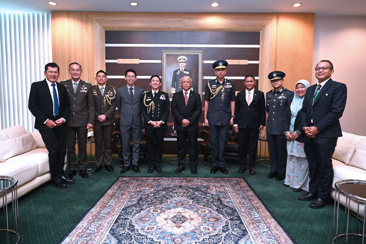 mindefsg's tweet image. Chief of Defence Force VADM Aaron Beng was conferred the Darjah Paduka Keberanian Laila Terbilang Yang Amat Gemilang First Class and the title of Dato Paduka Seri at the 79th birthday celebration of His Majesty Sultan Haji Hassanal Bolkiah, the Sultan of Brunei Darussalam 🇧🇳🇸🇬🫡