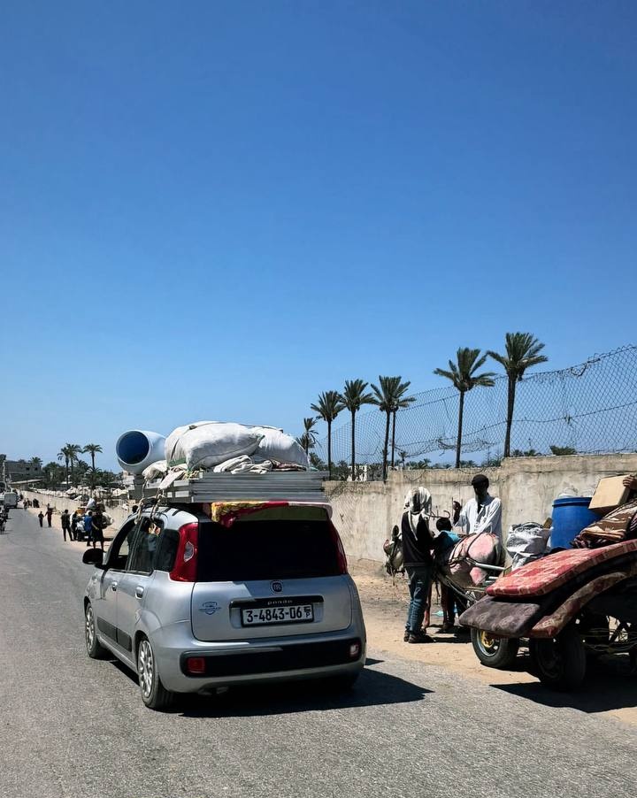SamahSAmari's tweet image. امبارح الصبح لما نزحنا من أم ظهير جنوب دير البلح أجتني لحظة طلعت فيها ورايا جاني احساس انه هادي اخر مرة رح أشوف فيها الحارة واهلها يلي بيجروا هان وهان
ام ظهير حارتنا المكنكنة يلي كلنا بنعرف بعض فيها ويلي ودعنا فيها خيرة شبابها وخسرنا احبابنا فيها هي مش مكان قد ما هي روح💔😭