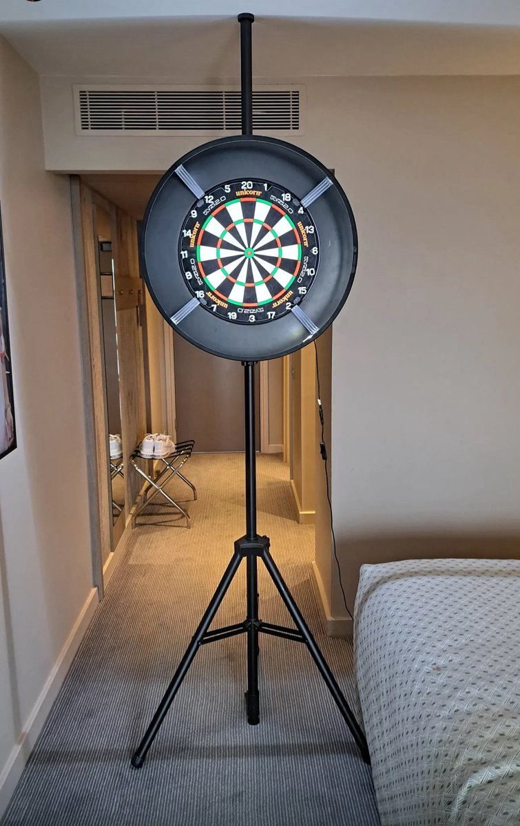 RossSmith180's tweet image. 🎯 Loving the new @UnicornDarts stand. No more wobbles! 😁